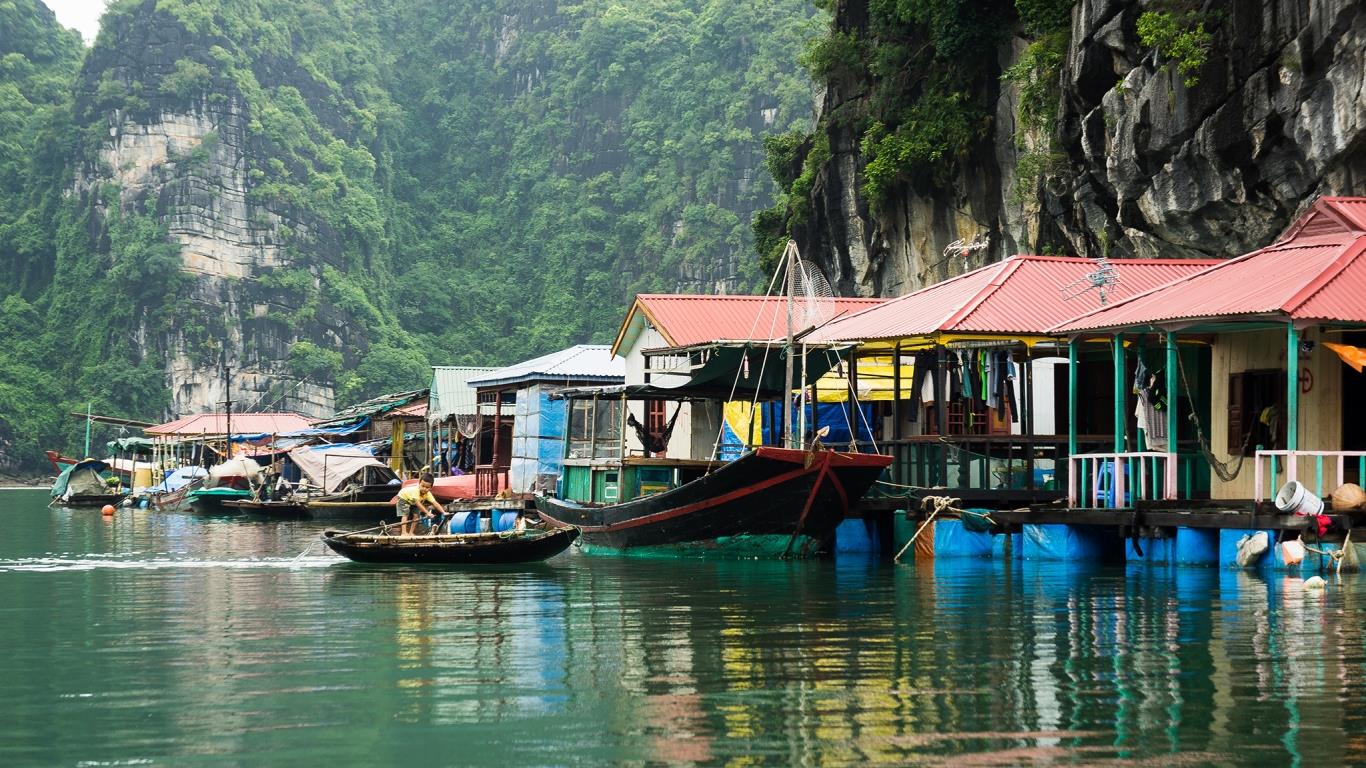 Làng chài Cửa Vạn - điểm tham quan nổi tiếng trên Vịnh Lan Hạ