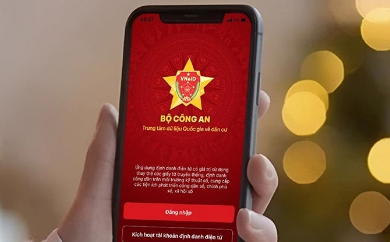Người đã được cấp tài khoản định danh điện tử mức 2 được sử dụng VNeID để làm thủ tục đi máy bay.